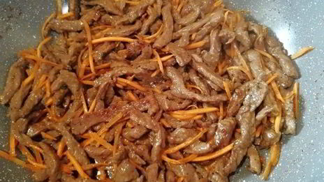 соба — гречневая лапша с говядиной и овощами