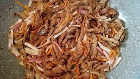 соба — гречневая лапша с говядиной и овощами