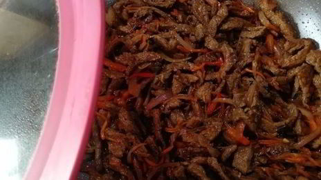 соба — гречневая лапша с говядиной и овощами