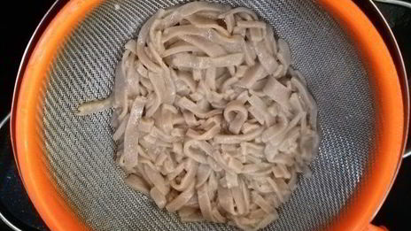 соба — гречневая лапша с говядиной и овощами