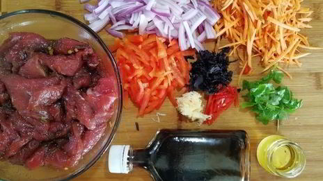 соба — гречневая лапша с говядиной и овощами