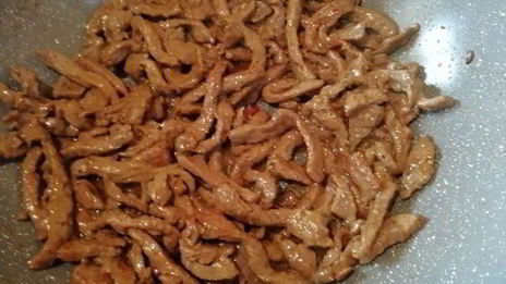 соба — гречневая лапша с говядиной и овощами