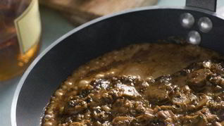 Говяжий стейк со сливочно-грибным соусом