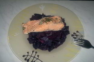 Капуста в вине и стейк лосося в травах