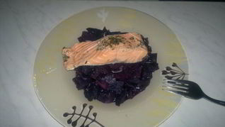 Капуста в вине и стейк лосося в травах