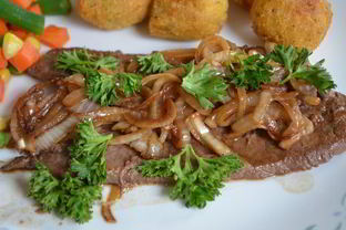 Маринованные стейки с луком