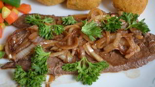 Маринованные стейки с луком