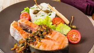 Пряные стейки из лосося с имбирем