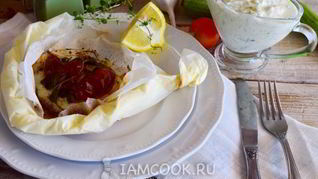 Рыбный стейк на подушке из овощей в пергаменте