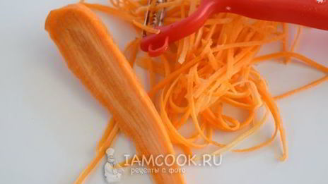 рыбный стейк на подушке из овощей в пергаменте