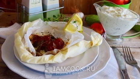 рыбный стейк на подушке из овощей в пергаменте