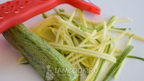 рыбный стейк на подушке из овощей в пергаменте