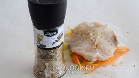 рыбный стейк на подушке из овощей в пергаменте