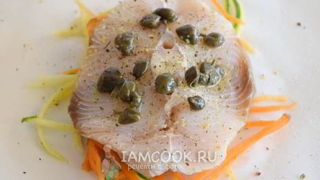 рыбный стейк на подушке из овощей в пергаменте