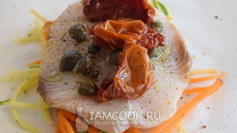 рыбный стейк на подушке из овощей в пергаменте