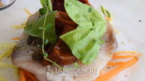 рыбный стейк на подушке из овощей в пергаменте