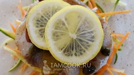 рыбный стейк на подушке из овощей в пергаменте