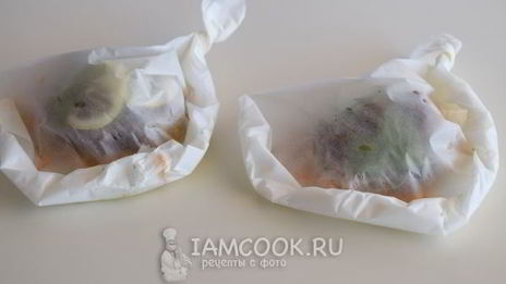 рыбный стейк на подушке из овощей в пергаменте