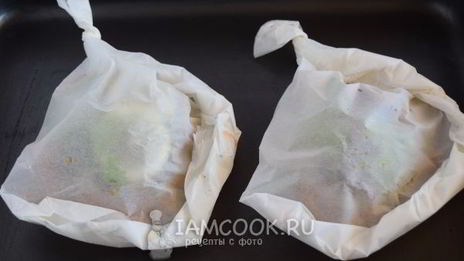 рыбный стейк на подушке из овощей в пергаменте