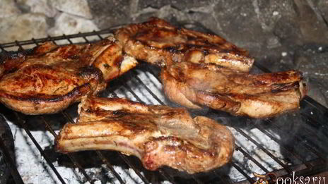 сочные острые стейки рибай на мангале на решетке