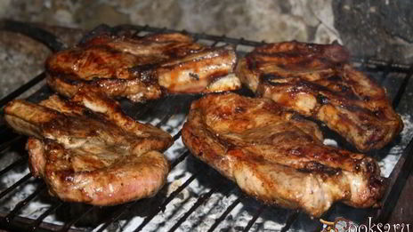 сочные острые стейки рибай на мангале на решетке