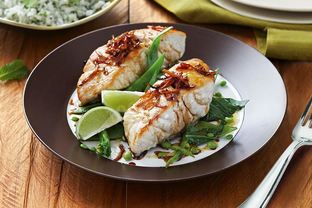 Стейк голубой акулы на сковороде