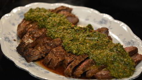 стейк говяжий с соусом чимичурри