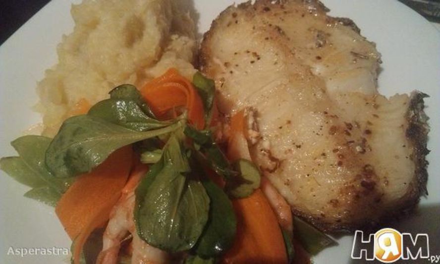 Рецепт стейка из белой рыбы с пюре и весенним салатом