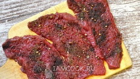 стейк из говядины на сковороде
