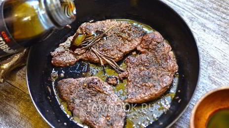 стейк из говядины на сковороде