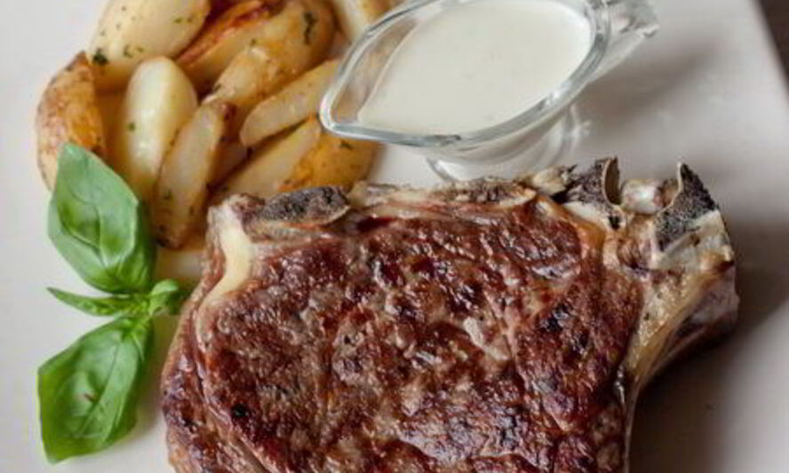 Рецепт стейка из говядины со сливочным соусом из голубого сыра