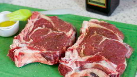 стейк из говядины со сливочным соусом из голубого сыра