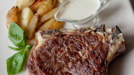 стейк из говядины со сливочным соусом из голубого сыра