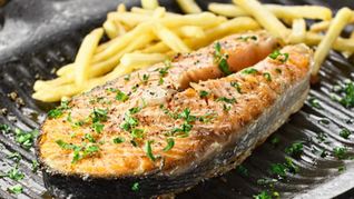 Стейк из красной рыбы с картофелем фри