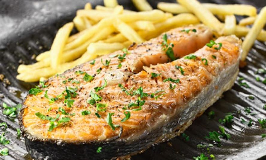 Рецепт стейка из красной рыбы с картофелем фри