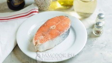 стейк из лосося с овощами-гриль