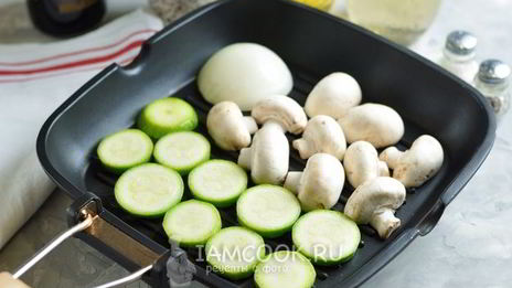 стейк из лосося с овощами-гриль