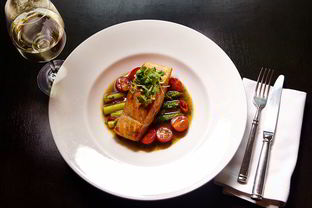 Стейк из лосося с овощами