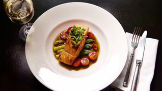 Стейк из лосося с овощами