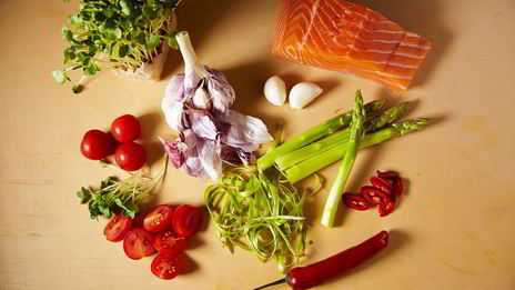 стейк из лосося с овощами