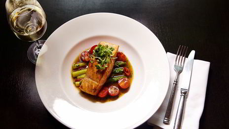 стейк из лосося с овощами