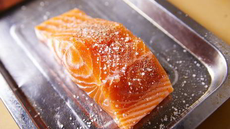 стейк из лосося с овощами