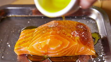 стейк из лосося с овощами