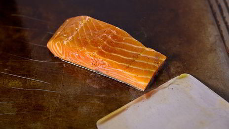 стейк из лосося с овощами