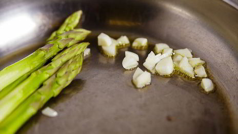 стейк из лосося с овощами