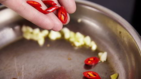 стейк из лосося с овощами