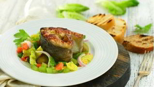 Стейк из осетрины с овощами