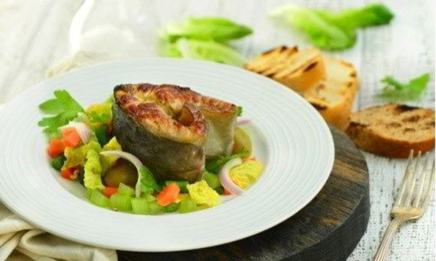 Рецепт стейка из осетрины с овощами