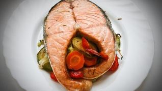 Стейк из семги на овощной подушке