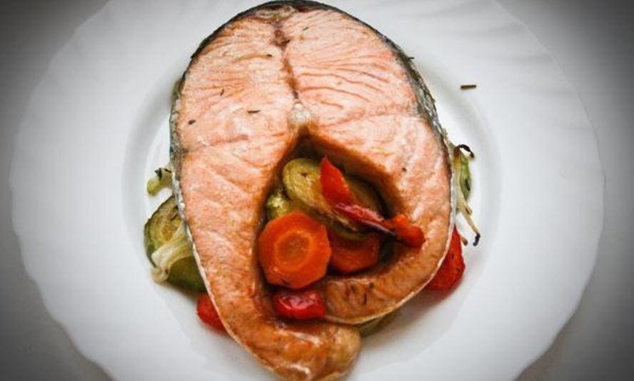 Рецепт стейка из семги на овощной подушке